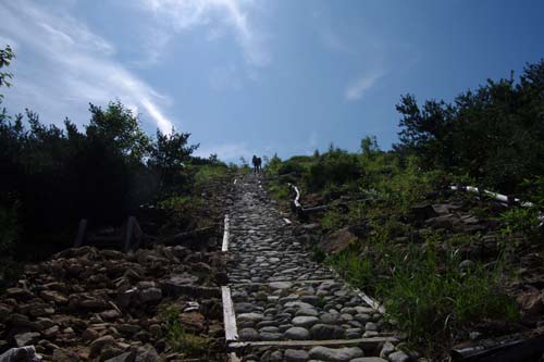 石畳の登山道