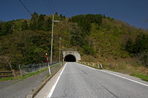 寺越トンネルが見える。