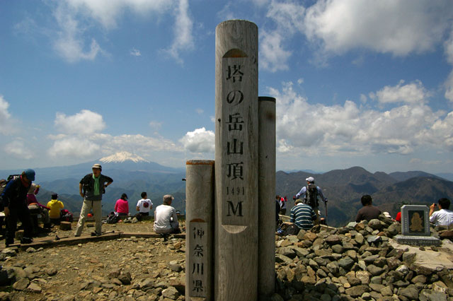 塔ノ岳山頂と富士山
