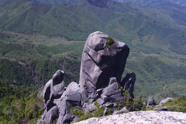 巨大な岩峰大ヤスリ岩です。 