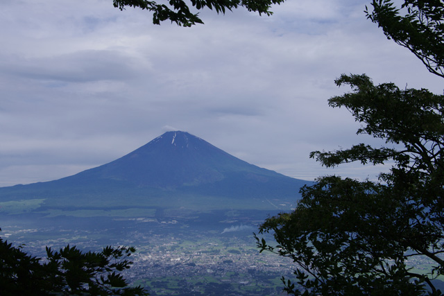 登山中の富士山と足柄の街並み