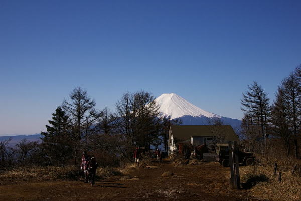 三ッ峠山荘と富士