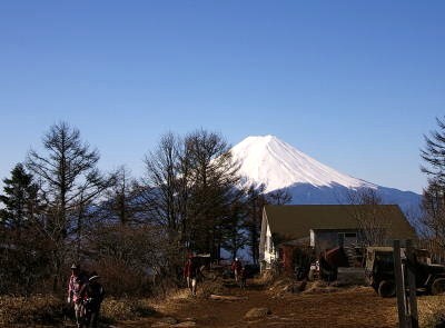 三ツ峠山荘と富士