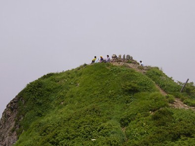 雨飾山南峰は石仏がある。