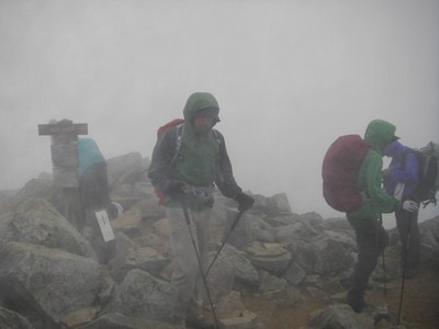 鷲羽岳山頂の人雨とガスです