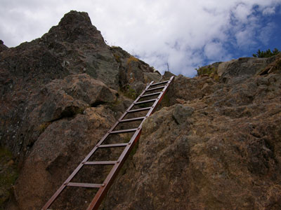 赤岳山頂への梯子