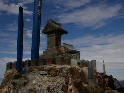 赤岳神社、小社が祀られている