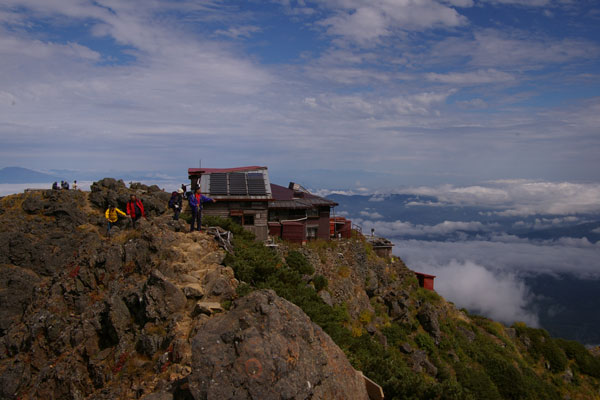 赤岳頂上小屋と雲海
