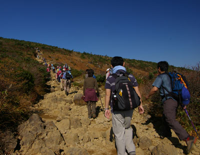 登山口から山頂まで登山者の列