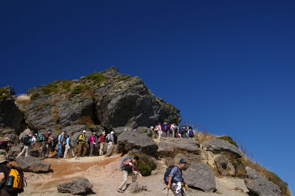 安達太良山山頂に登る人の列