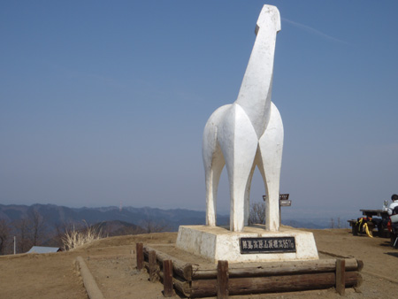 陣馬高原の白馬の像